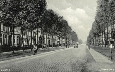 <p>Al voor de Tweede Wereldoorlog is de rijbaan van de Deventerweg verbreed en de binnenste bomenrij gekapt. Deze (ongedateerde) foto geeft een goed beeld van deze situatie, waarbij opvalt dat naast de rijbaan aparte fietsstroken zijn aangelegd (Regionaal Archief Zutphen). </p>
